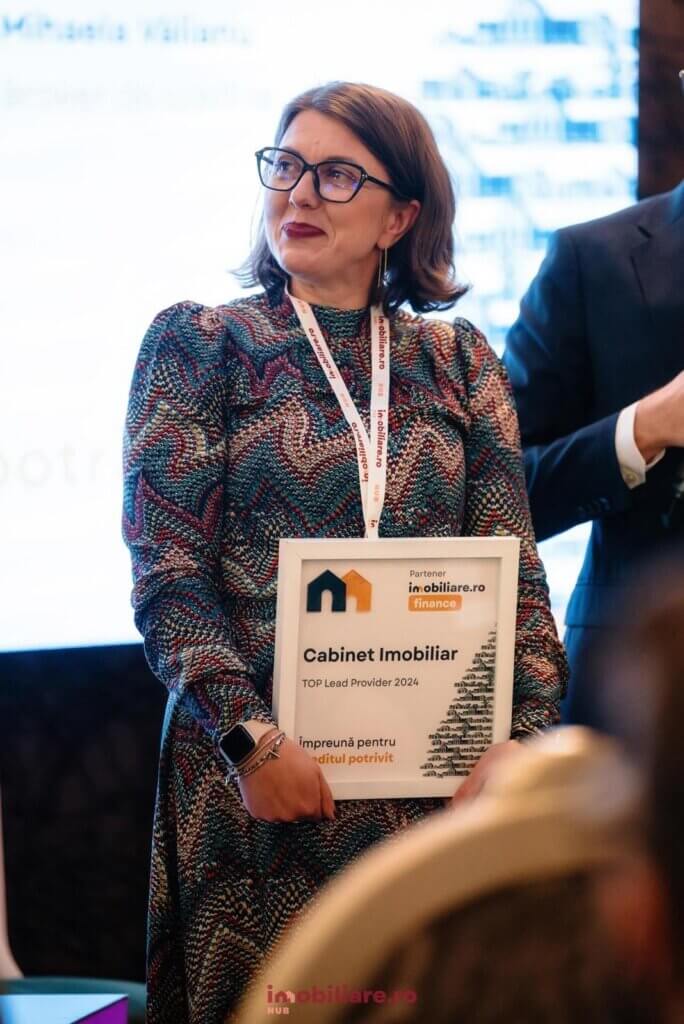 Femeie premiată la eveniment imobiliar.