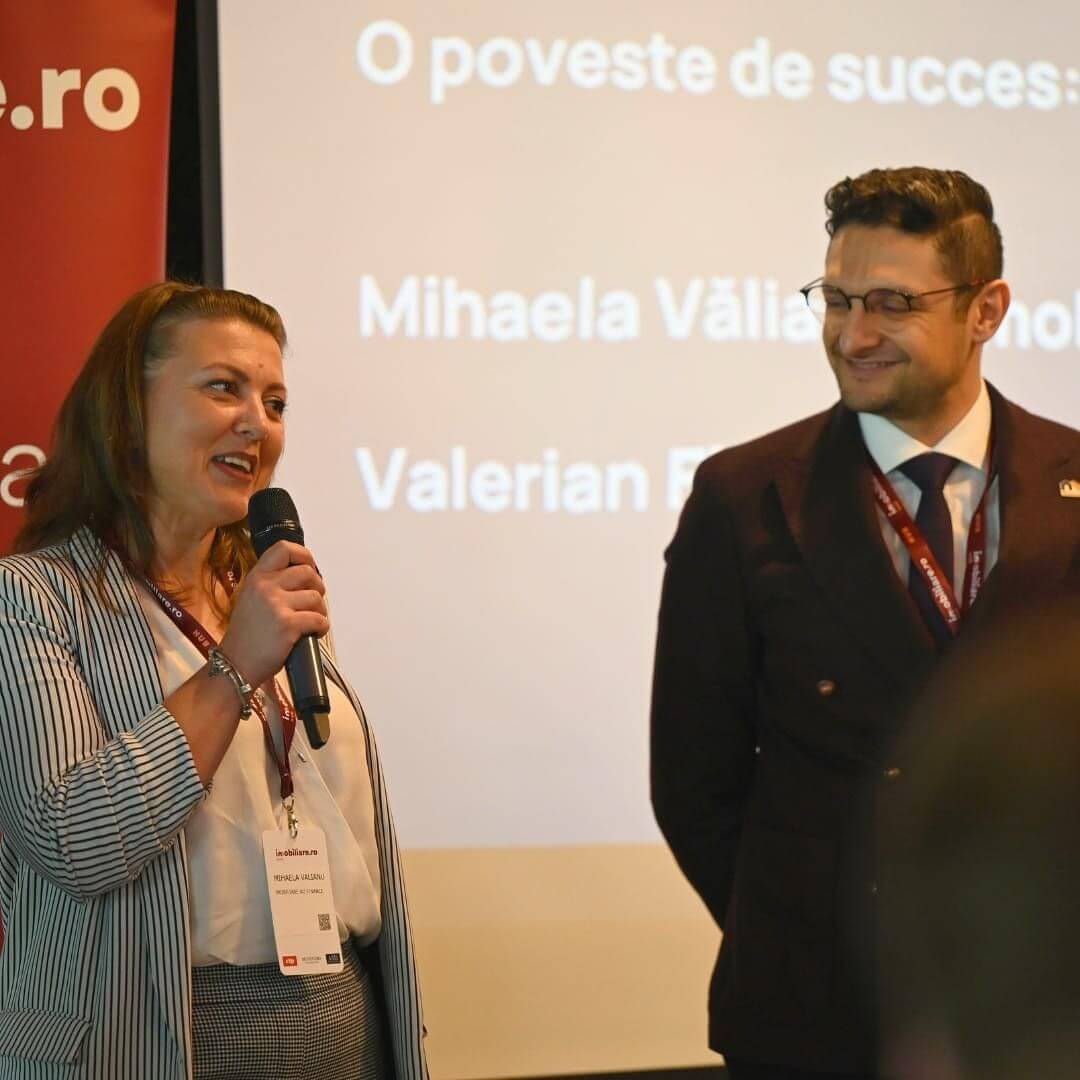Prezentare la conferință de afaceri în România.